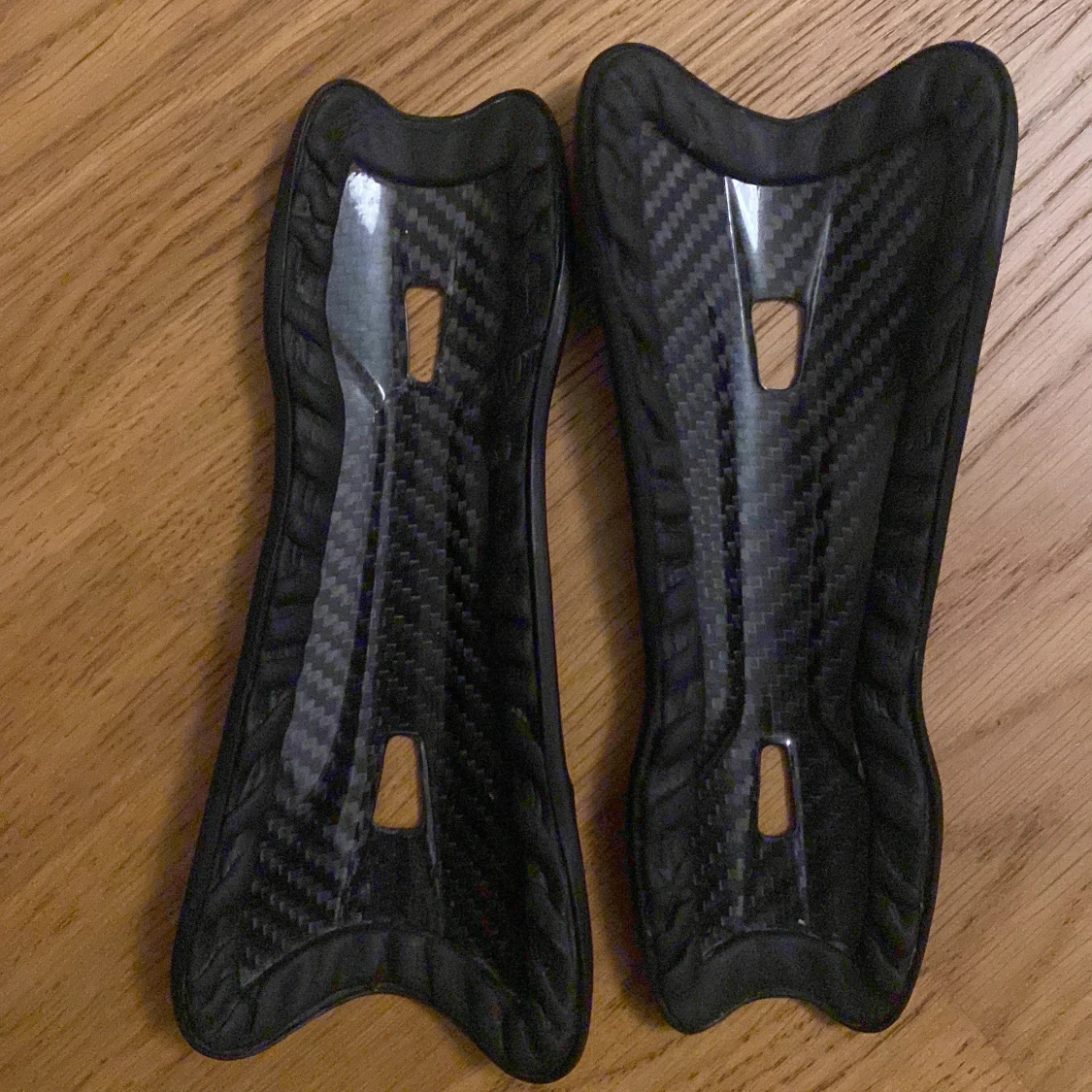 Monolit benskydd i kolfiber - 2