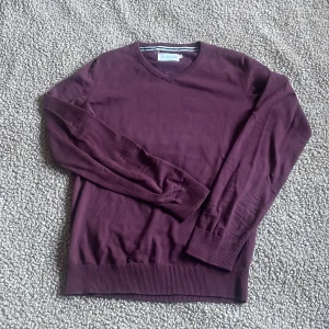 Vinröd tröja med v-ringning Pier One - Säljer en vinröd tröja från Pier One i storlek S. Tröjan har v-ringad hals, långa ärmar och ribbade muddar vid ärmslut och nederkant. Perfekt för dig som gillar stilrena och enkla plagg med snygg passform. Storlek S. Funderar du över något kring tröjan tveka inte att höra av dig!!! MVH SWISSWEAR 🇨🇭🍾🏔️