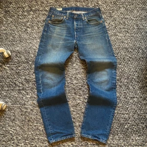 Blå Levis jeans 501 - Säljer dessa skitsnygga blå Levis jeansen av modell 501 då de inte kommer till användning längre. Väldigt bra skick, sparsamt använda. Storlek W29/L32. Fråga gärna vid funderingar! Pris kan alltid diskutera :)  Kolla gärna in min profil för fler snygga plagg!   📏 Mått:  Midja: cirka 40cm  Benytterlängd: cirka 103cm   #surf #skate #y2k #straight #streetwear #vintage #hiphop #swag #drip #jeans #vintagelove #skateboarding #RAP #japanstyle #fashion #pinterest #retro #aesthetic #höst #fall #winter