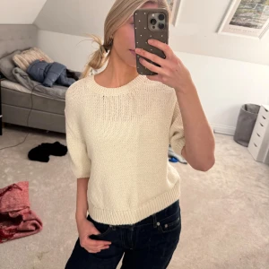 Stickad tshirt  - Super fin lite grövre stickad beige tshirt från Gina tricot. Helt oanvänd med lapp kvar i st M men passar mig som brukar ha S🥰Nypris 359kr