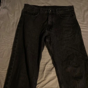 Svarta jeans från Vailent, straight fit - Svarta jeans från Vailent i storlek M med klassisk femficksdesign och raka ben. Jeansen har en enkel look med mörk tvätt och kontrastsömmar, perfekt för dig som gillar stilrena och tidlösa plagg. Materialet är robust denim som håller formen.