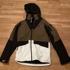 8848 Altitude skidjacka - Säljer  nu min skidjacka från 8848 då jag har växt ut den. Jackan har två fickor på magen, en inneficks och en ficka på armen, perfekt för liftkort. Priset kan diskuteras.