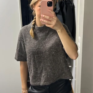 Brun stickad tröja - Säljer en helt slutsåld mysig brun stickad tröja från Gina Tricot med kort ärm och rund hals. Tröjan är i storlek s och endast använd en gång.💕💕