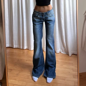 Lågmidjade jeans  - Midjemått: 42 Innerbenslängd: 82 Jag är 165cm⭐️