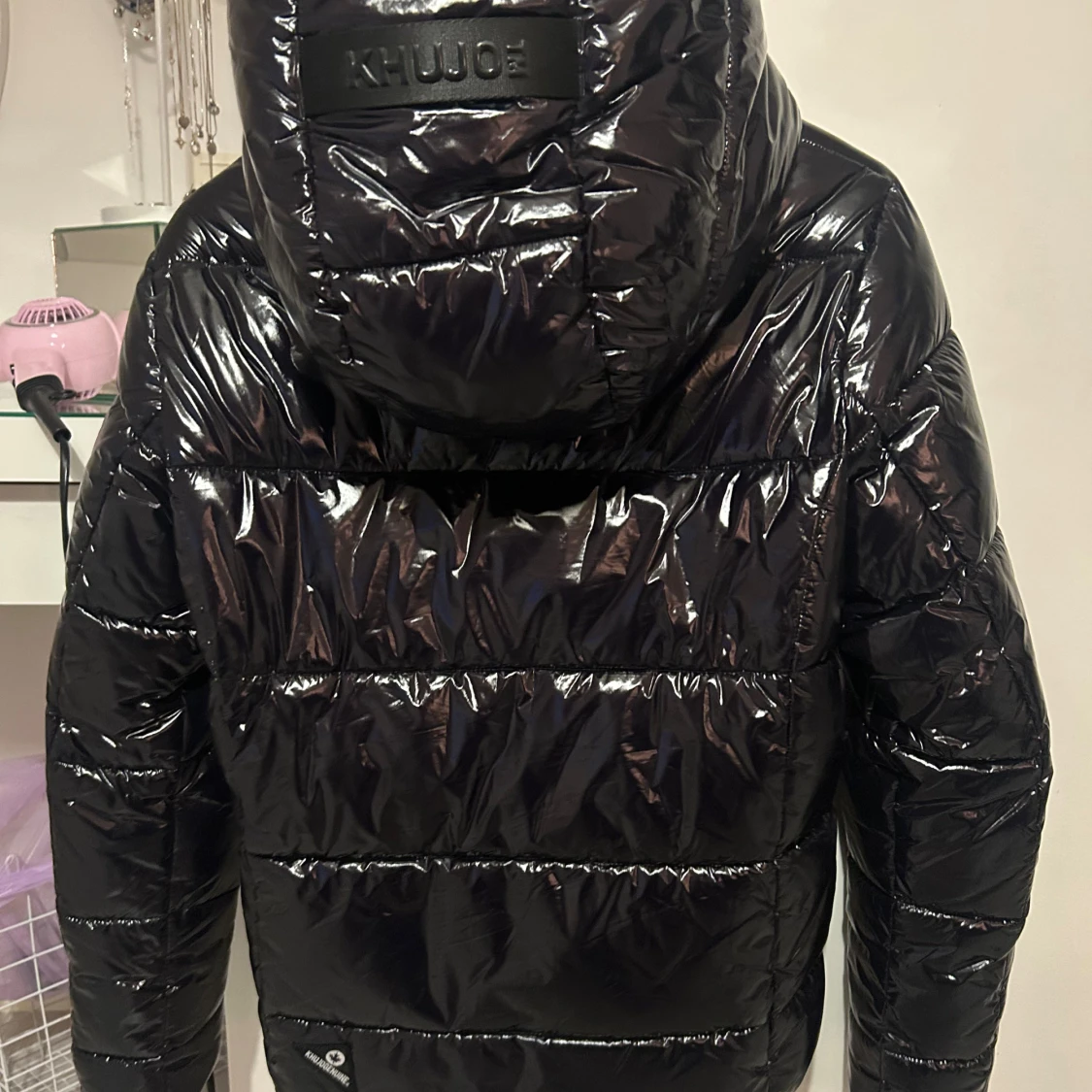 Svart glansig pufferjacka från Khujo - 1