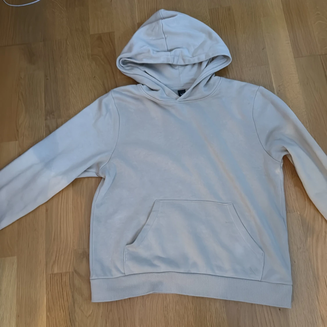 Beige hoodie med huva och ficka - 3