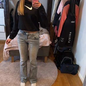 Nike hoodie i storlek 156/166 - Säljer en Nike hoodie i storlek 156/166. Säljer för att jag ska flytta och behöver rensa garderoben. Hoodien är i bra skick och har skönt bomullsmaterial