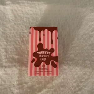 Tubbees Chocolate Fudge Parfym - Tubbees Parfum med lekfull design inspirerad av chokladfudge. Volym: 50 ml. Perfekt för dig som gillar gourmand parfymer! 