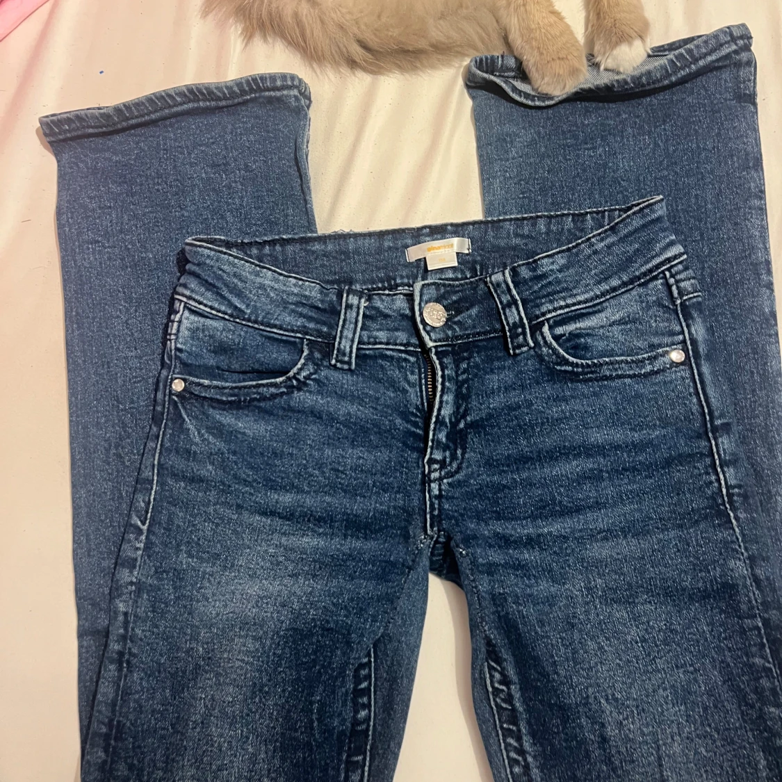 Mörkblå bootcut jeans med snygga fickor - 3