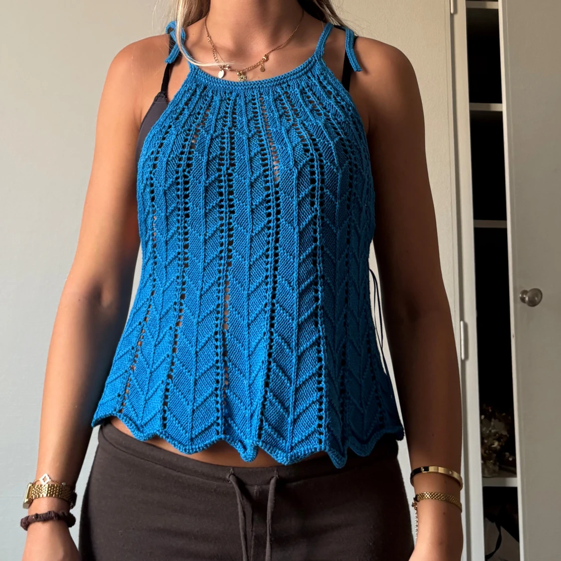 Blå stickad linnetopp med knyt