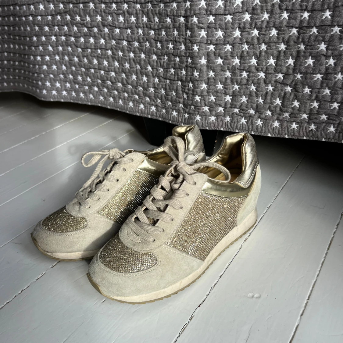 Glittriga sneakers från Nine West