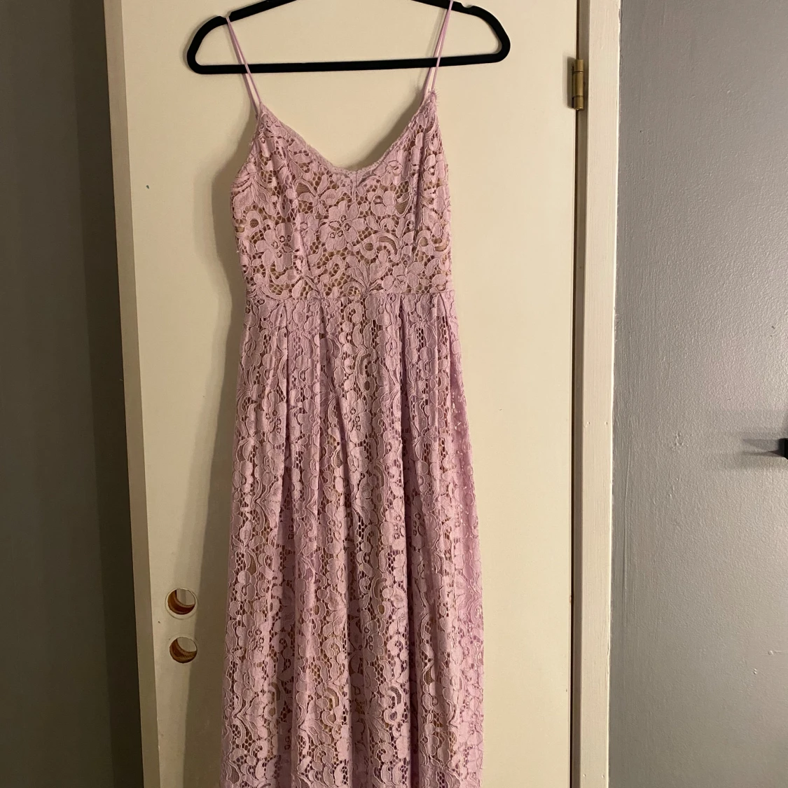 Ljuslila spetsklänning med smala axelband