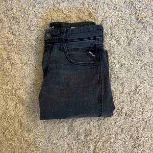 Replay anbass jeans  - Hej! Säljer dessa replay anbass i storlek 28/32. De sitter som slim fit och  är i mycket bra skick utan defekter!🙌