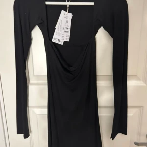 Square neck mini klänning  - Svart klänning i storlek XS från gina tricot💕säljer då jag inte hunnit använda den på ett tag🩷