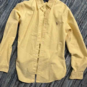 Gul skjorta från Ralph Lauren slim fit - Snygg ljusgul skjorta från Ralph Lauren i perfekt skick. Pris kan diskuteras 