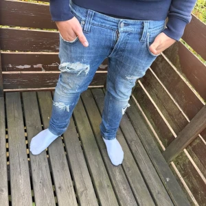 Nudie jeans - Tja! Säljer ett par as feta nudies. Otroligt feta slitningar som jag inte sett på nåt annat par nudies. Slim passform, Modell namn Tape Ted. Hör av dig om du har nägon fundering!