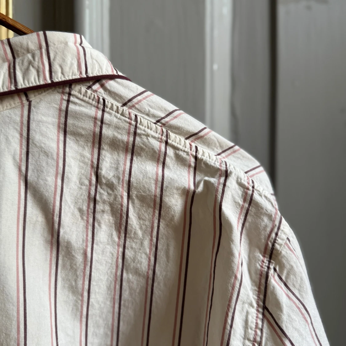 Randig vit skjorta med bruna detaljer - 1