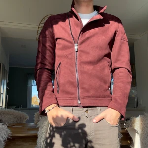 Vinröd Bikerjacka🍷 - Säljer denna tvärfeta vintage bikerjackan i storlek S. Den har inga defekter och är i perfekt skick! Skriv för mer info!