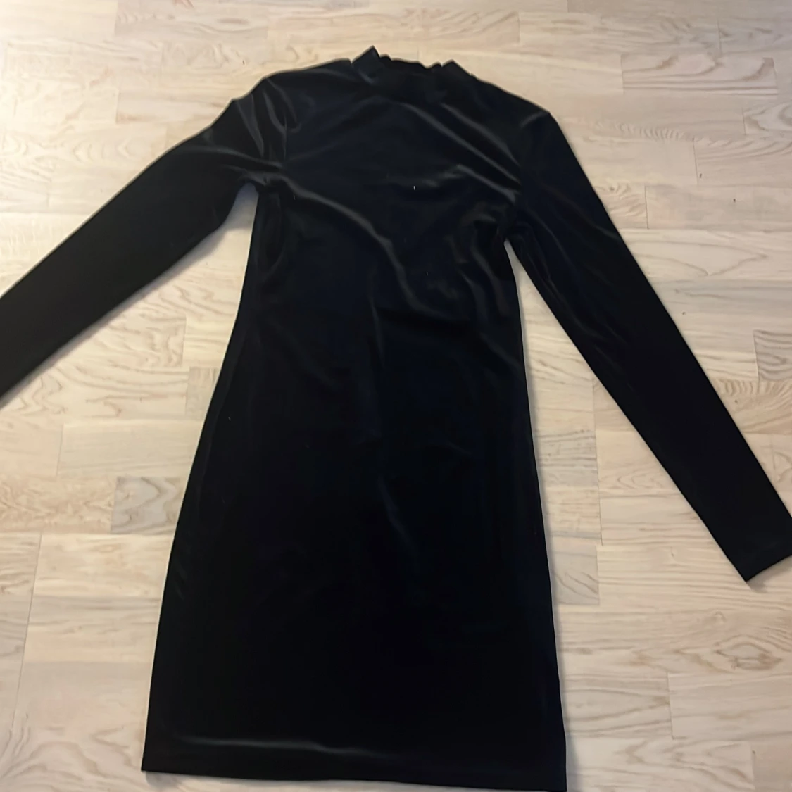 Svart sammetsklänning från H&M