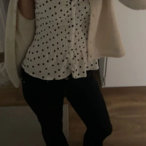 Lågmidjade jeans - Svarta jeans från grunt, toppen kvalitet, passar mig som brukar ha ca 24/30