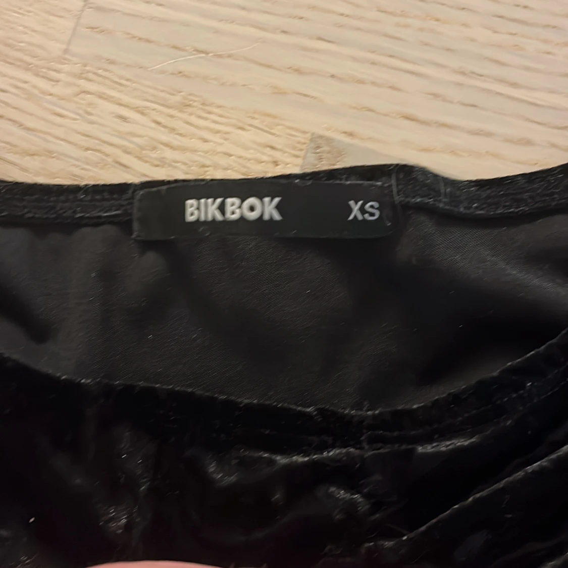 Svart sammets topp från BikBok - 2