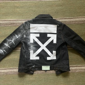 Off White Jeansjacka - Hej, säljer min Off white jeansjacka i strl XS/S, köpt för ett antal år sedan men endast använd 8-10 gånger. Skick ligger mellan 8-9/10. Köpt på en italiensk hemsida (LUISAVIAROMA) går ej att få tag i längre. Nypris runt 6000 kr