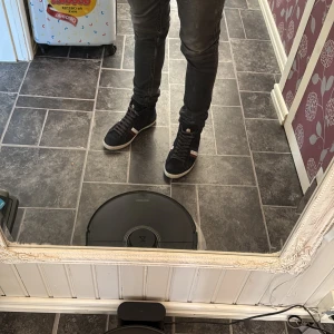 Moncler svarta  sneakers - Svarta high-top sneakers från Moncler med snygga detaljer i vitt och vinrött på sidan samt logga på plösen. Skorna har snörning och är tillverkade i mocka med en platt, ljus sula. Perfekta till vintern.