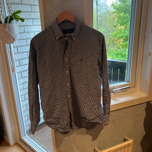 Rutig skjorta från Ralph Lauren  - Snygg Ralph lauren skjorta i storlek L, men skulle säga att den passar mer som M. Den är i bra skicks. Hör av er vid funderingar.