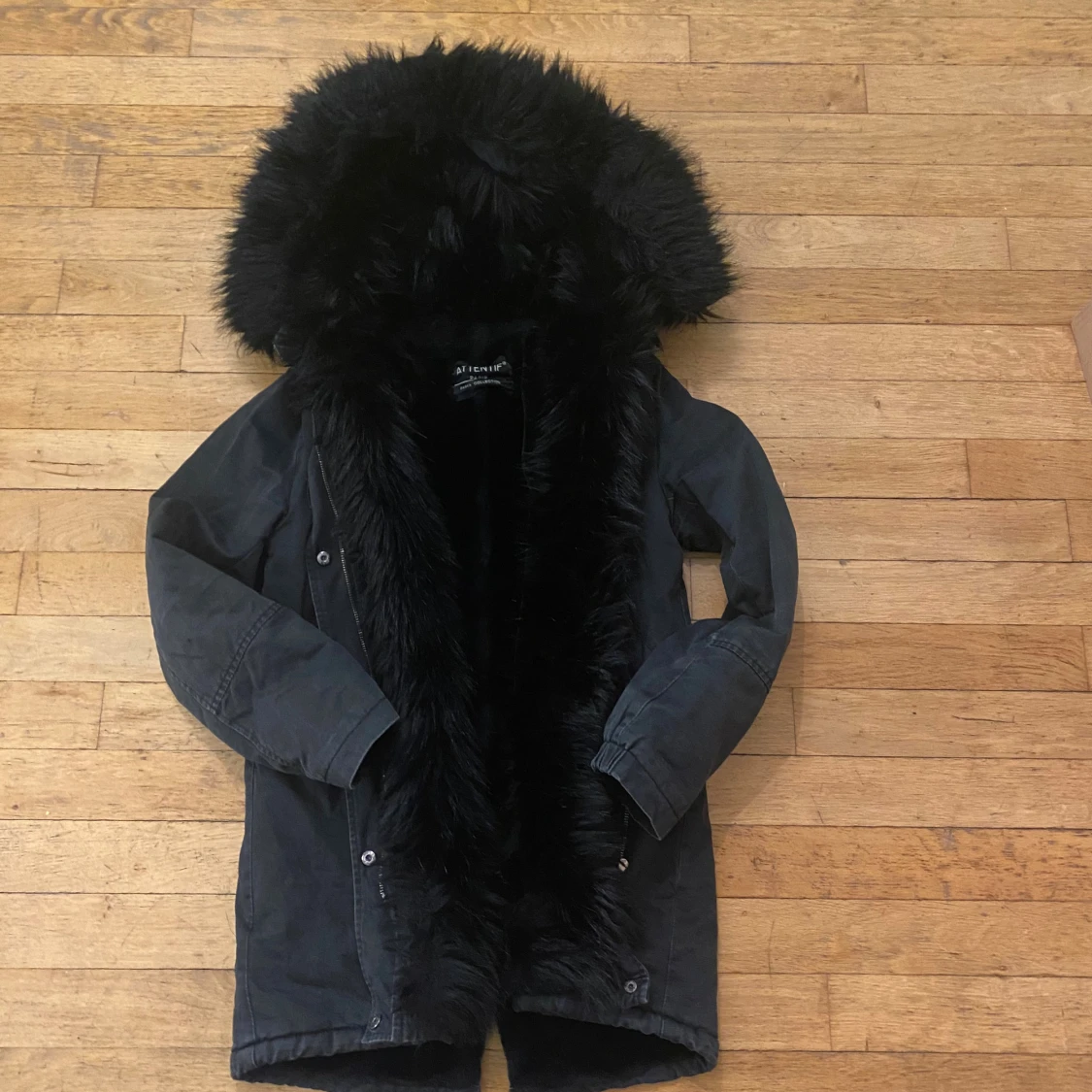 Svart parkasjacka med fuskpäls - 4