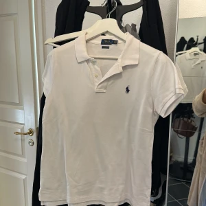 Vit pikétröja från Ralph Lauren - Klassisk vit pikétröja från Ralph Lauren, använd ett fåtal gånger 