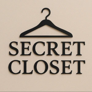 Gucci keps med orm och GG-mönster - Snygg keps från Gucci med klassiskt GG-mönster i beige och grått, prydd med en röd och vit orm framtill. Baksidan har svart mesh och justerbart band med gröna och röda ränder. Perfekt statement-piece för dig som vill sticka ut.       Pris diskuteras ej.