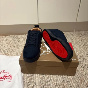 Mörkblå Louboutin  - Hej helt nya, allt og följer med skorna. Om ni har några frågor eller funderingar är det bara att skriva!