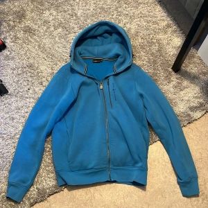 Sail Racing hoodie - Sail Racing Bowman zip Hood. En snygg tröja utan några defekter. Den är köpt för nypris 1500kr på sail racings hemsida. Tveka inte att höra av dig vid frågor. Pris kan diskuteras!