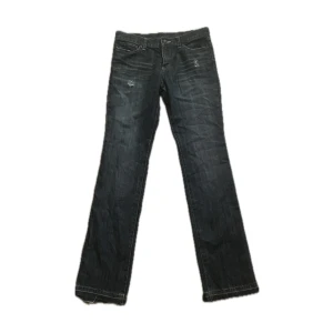  lowwaisted bootcut jeans - Snygga lågmidjade mörk blåa jeans, ser lite mer gråa ut på bilden men de är mer blåa i verkligheten. Lite konstig passform då de är ganska små runt vid röven, finns ingen storlek på dom men passar mig som vanligt vis har S i jeans.  ( 80 cm i midjemått på jeansen )