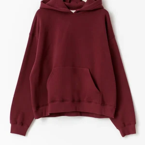Vinröd hoodie från Gina  - Säljer en vinröd hoodie från Gina Tricot. Tröjan har en loose passform och långa ärmar, perfekt för chill dagar. Materialet känns mjukt och skönt mot huden. Enkel och stilren design utan tryck eller mönster.