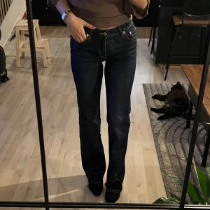 Mörkblå bootcut jeans  - Mörkblå jeans från lager 157. Midwaist och smal bootcut. Knappar på bakfickorna. Jag är 168 och de är lite för långa på mig (titta de sista bilderna). Använda ca 3 gånger