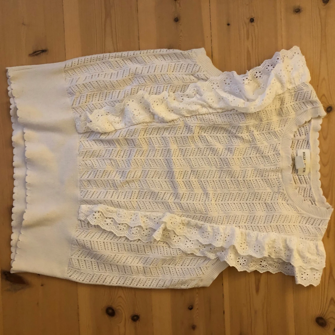 Vit blus med spetsvolanger Holly & Whyte