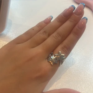 Silvrig ring med stjärnor - En ring i silver men 2 stora och 2 små stjärnor ⭐️ (rostar inte)