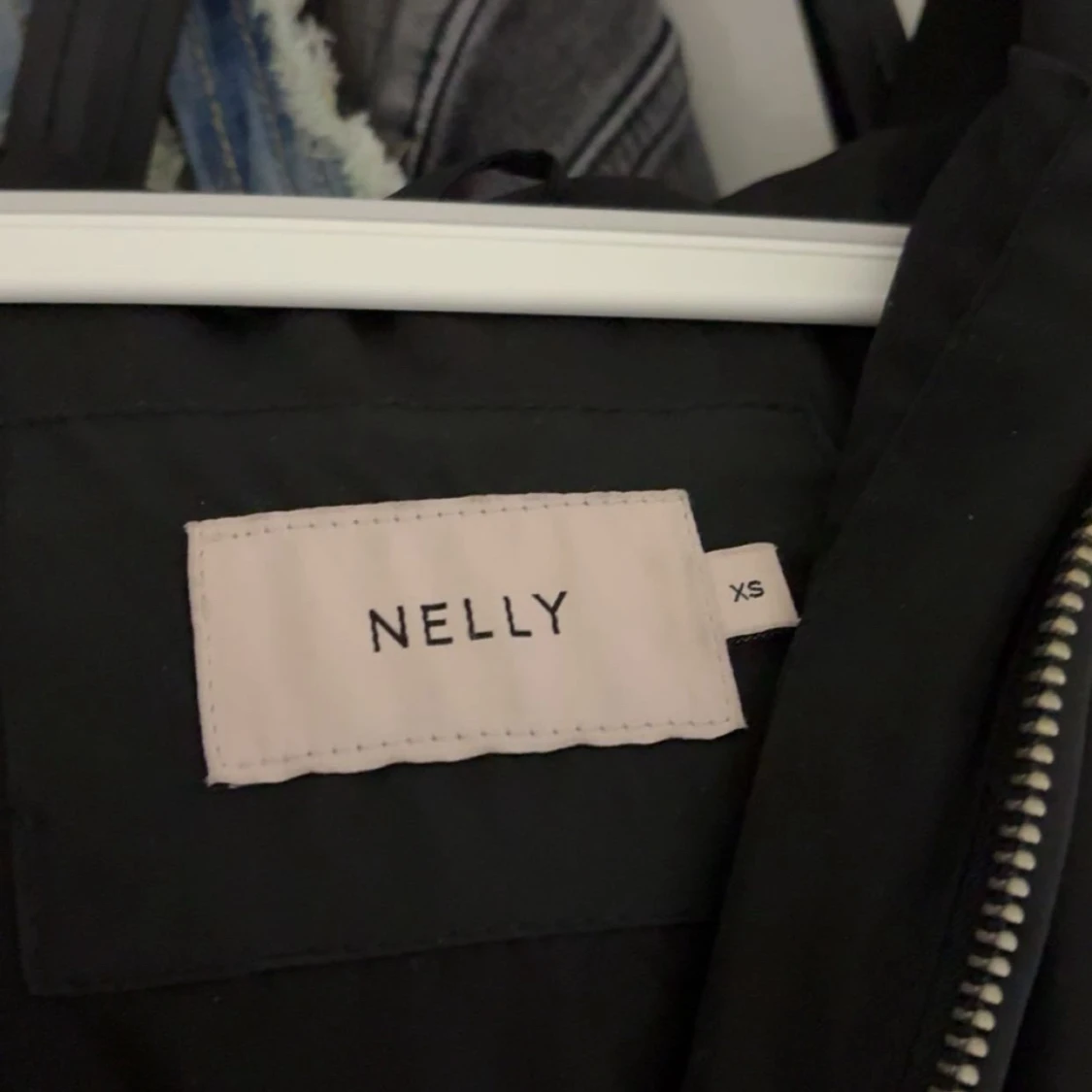 Svart pufferjacka med bälte från Nelly - 4