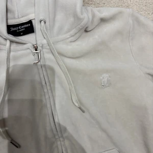 Juicy Couture sett - Säljer mitt fina mjukis sett från Juicy. Koftan är i storlek M och byxorna i S💗 Jag har varit jätteförsiktug med detta sett och därför är de som nya. Färgen ser lite dålig ut på bild pga skugga men färgen är densamma som den var när den köptes💗 köptes för 2199, jag säljer hela settet för 900