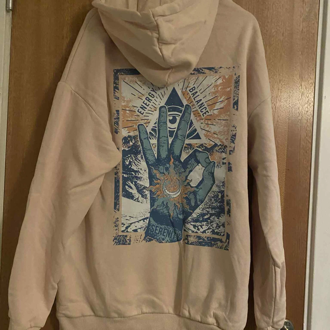 Beige hoodie med tryck Serenity - 1