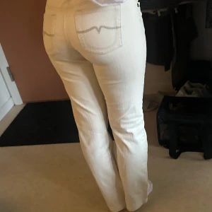 Fina jeans  - Lågmidjade jeans, lite stora i midjan för mig  Jag är 166cm Har vanligtvis 36 i byxor