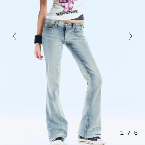 Bootcut jeans från Cheap Monday - Snygga ljusblå bootcut jeans från Cheap Monday med klassisk femficksdesign och ikonisk dödskallepatch bak. Jeansen har låg midja och utsvängda ben. Endast använda en gång. Dem är ljusare än vad dem ser ut på mina bilder, det var bara ett mörkt ljus ❤️❤️