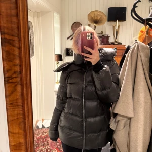 Svart pufferjacka med huva - Säljer denna jättesnygga gröna Massimo Dutti jacka! Slutsåld över allt. Använd en vinter, perfekt till både höst och vinter💚