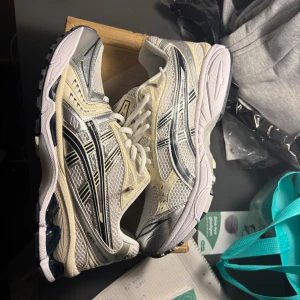 Asics Gel Kayano 14 - Hej jag säljer mina Asics kayano 14s. Jättebra skick och använda 1 gång. Perfekt skick och inga fel. Hör av dig vid frågor