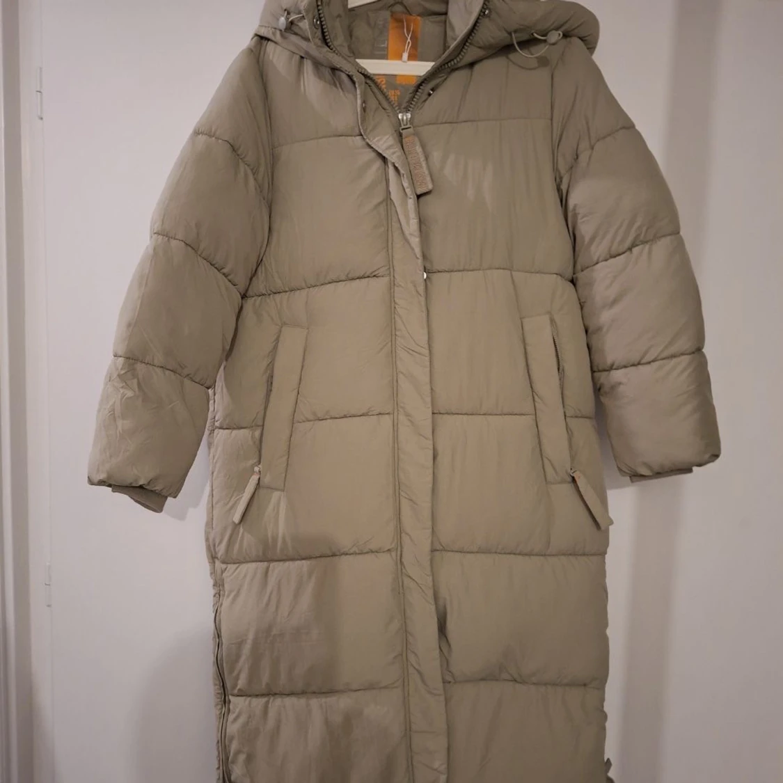 Beige lång pufferjacka med huva