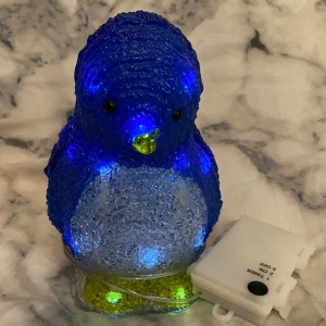 Pingvin lampa - Den är i bra skick och lysser ganska starkt och batterier finns men vet ej hur länge den håller. 