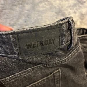 Svarta jeans från Weekday - Säljer ett par svarta jeans från Weekday med klassisk femficksdesign och raka/lösa ben. Jeansen är tillverkade i denim och har en enkel, stilren look som passar till det mesta. 