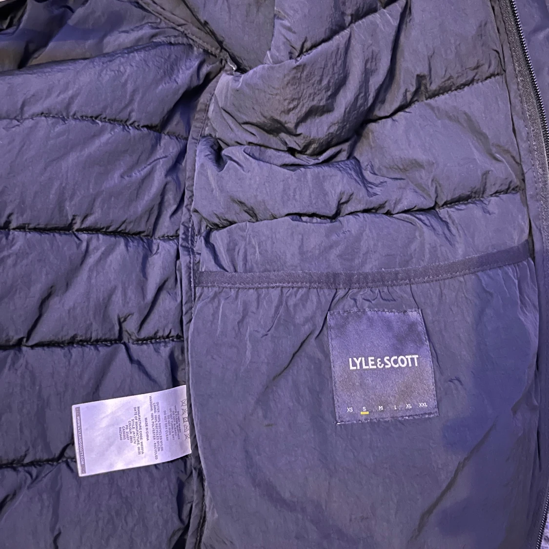 Svart pufferjacka från Lyle & Scott - 4