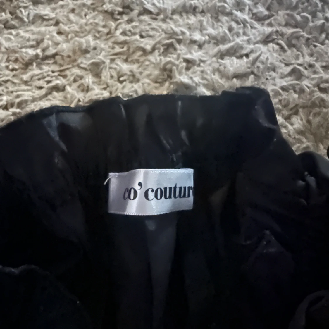 Svart blus med volang från Co' Couture - 2